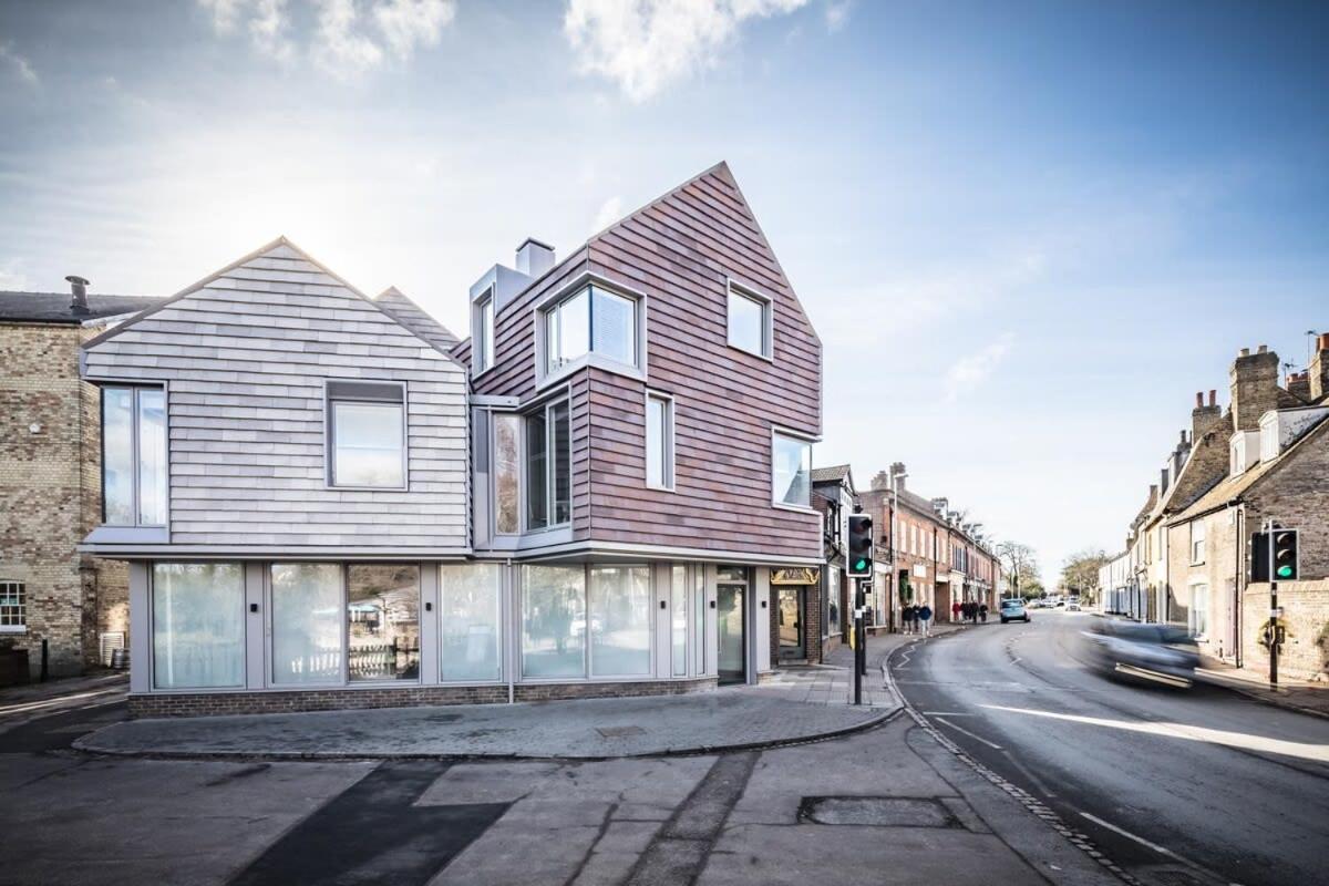 Luxury City Centre Flat With Stunning Water View Apartment